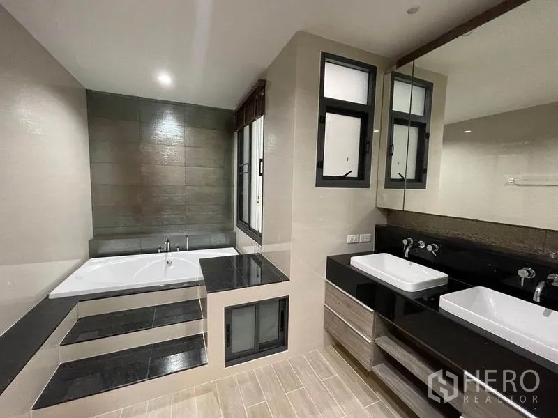 บ้าน ให้เช่าในBang Na, Bangkok - ห้องน้ำมาสเตอร์พร้อมอ่างอาบน้ำบิลท์อินและอ่างล้างหน้าแบบคู่