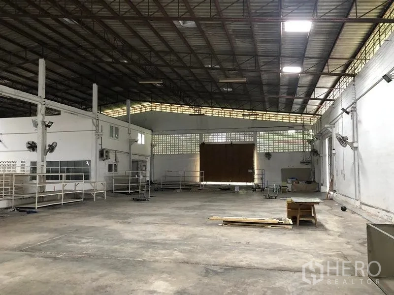 คลังสินค้า ให้เช่าในBang Kapi, Bangkok - พื้นโถงกว้างไร้เสากลาง มองไปยังประตูบานเลื่อนขนาดใหญ่ภายในโกดัง