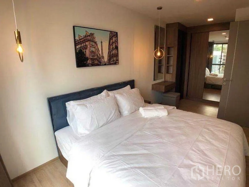 公寓 出租在Watthana, Bangkok - 明亮卧室，配大床、吊灯、内置衣柜与梳妆台