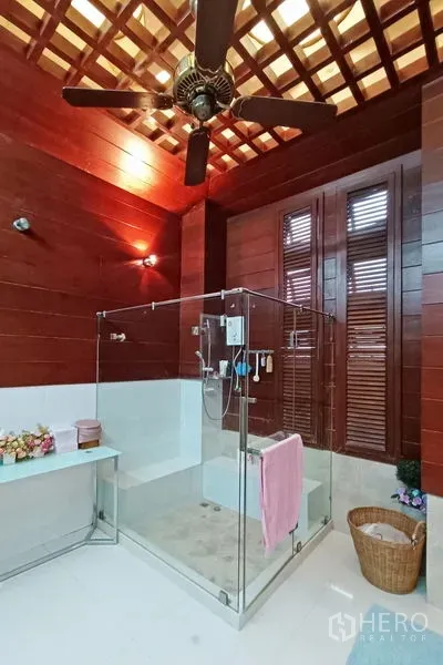 คอนโด ขายในBangkok - ห้องน้ำเพดานลายไม้พร้อมพัดลมฝ้า และตู้กระจกอาบน้ำ