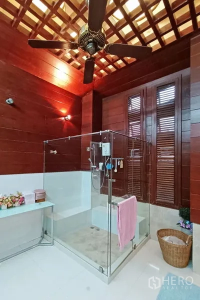 คอนโด ขายในBangkok - ห้องน้ำเพดานลายไม้พร้อมพัดลมฝ้า และตู้กระจกอาบน้ำ