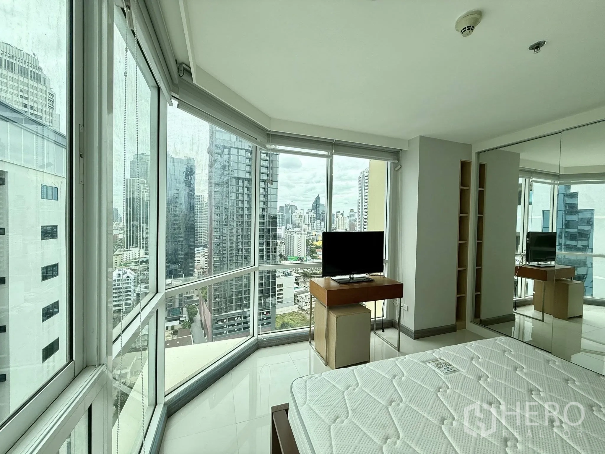 คอนโด ให้เช่าในWatthana, Bangkok - ห้องนอนมุมกระจก พาโนรามาวิวสกายไลน์ พร้อมทีวีบนโต๊ะ