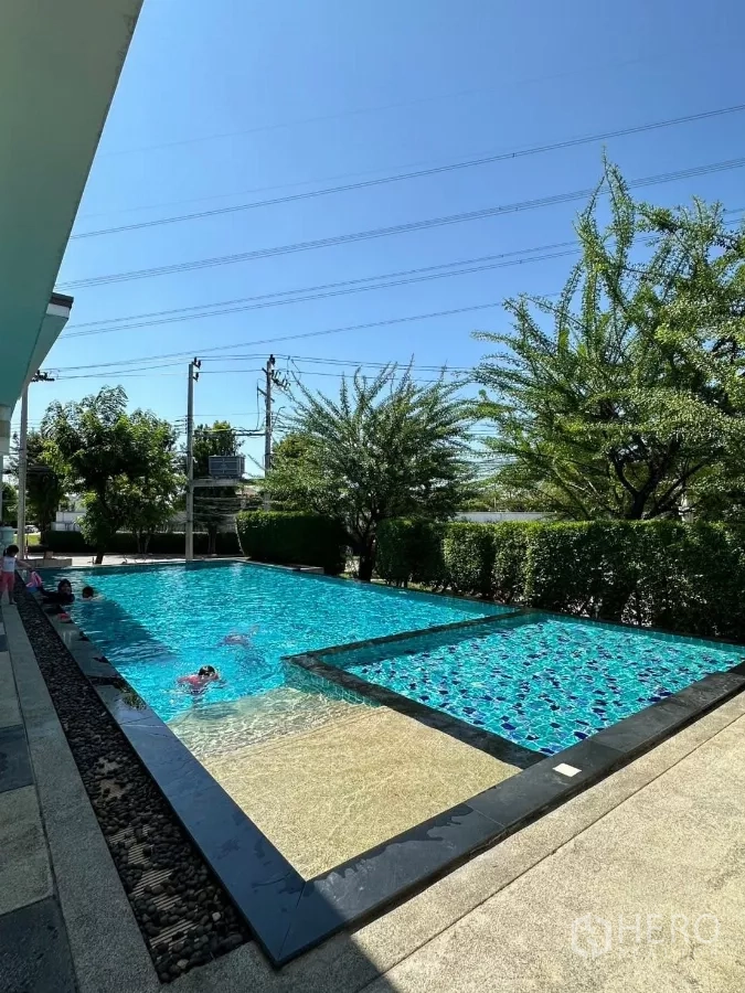 联排别墅 出租在Bang Phli, Samut Prakan - 社区游泳池，设儿童池与绿化环绕。