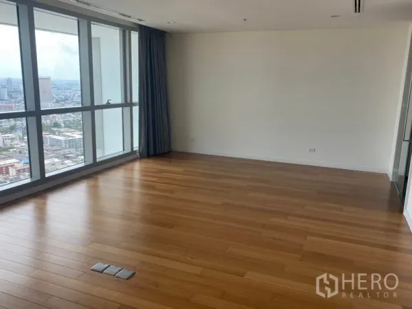 公寓 出租或出售在Khlong San, Bangkok - 宽敞木地板卧室，整面落地窗观天际线。