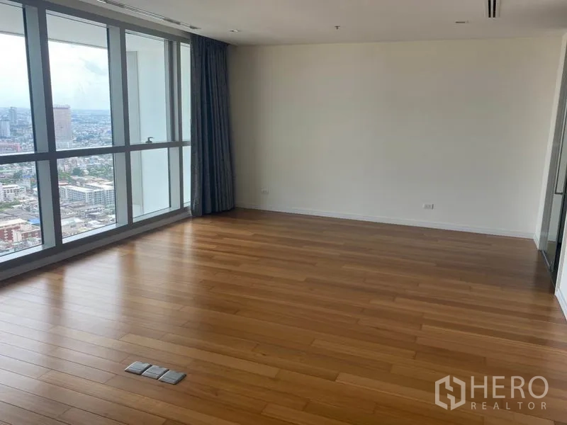 公寓 出租或出售在Khlong San, Bangkok - 宽敞木地板卧室，整面落地窗观天际线。