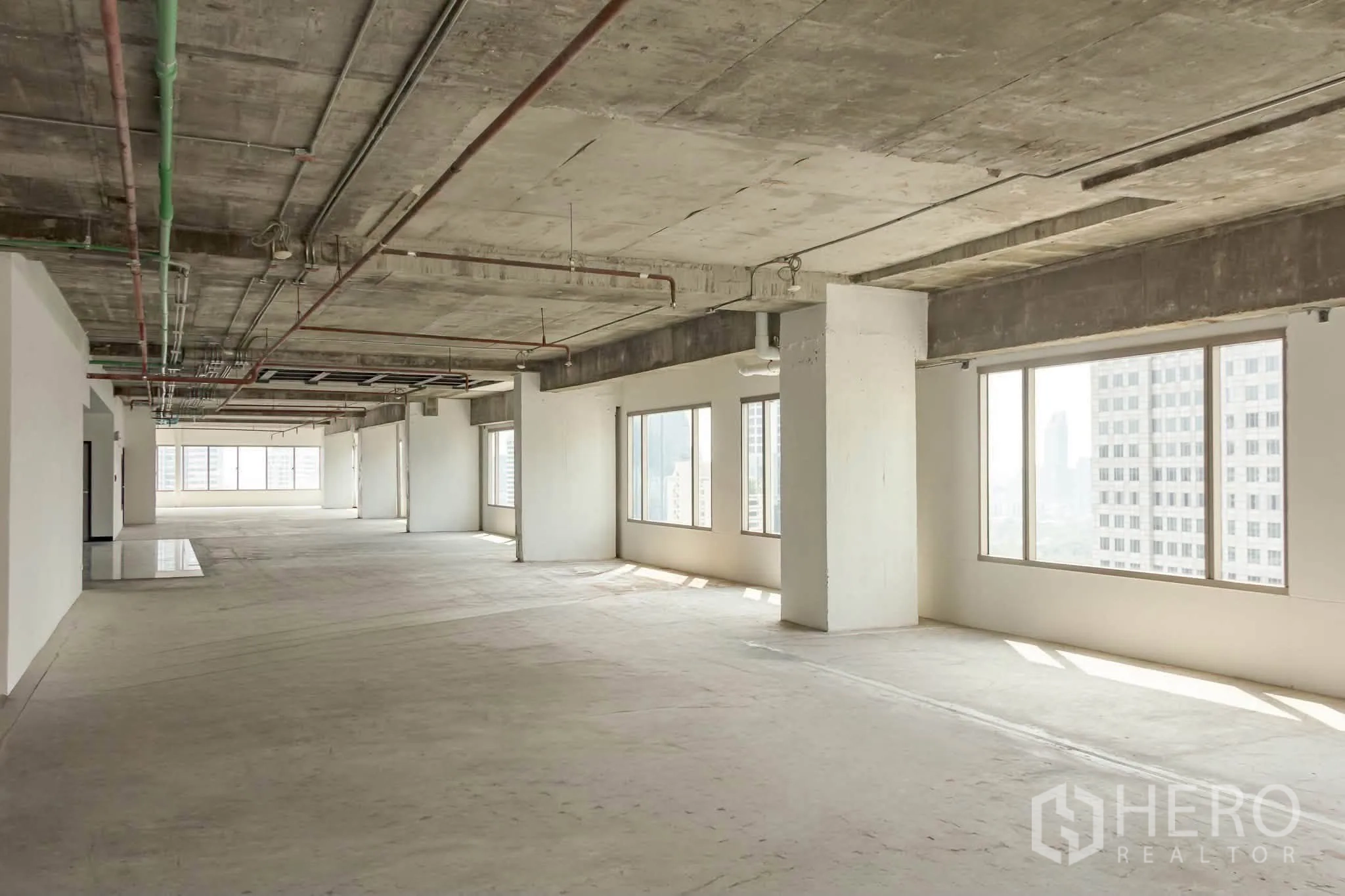 办公室 for rent in Watthana, Bangkok - 开放式长方形办公空间，结构柱分布合理，成排窗户引入充足自然光。