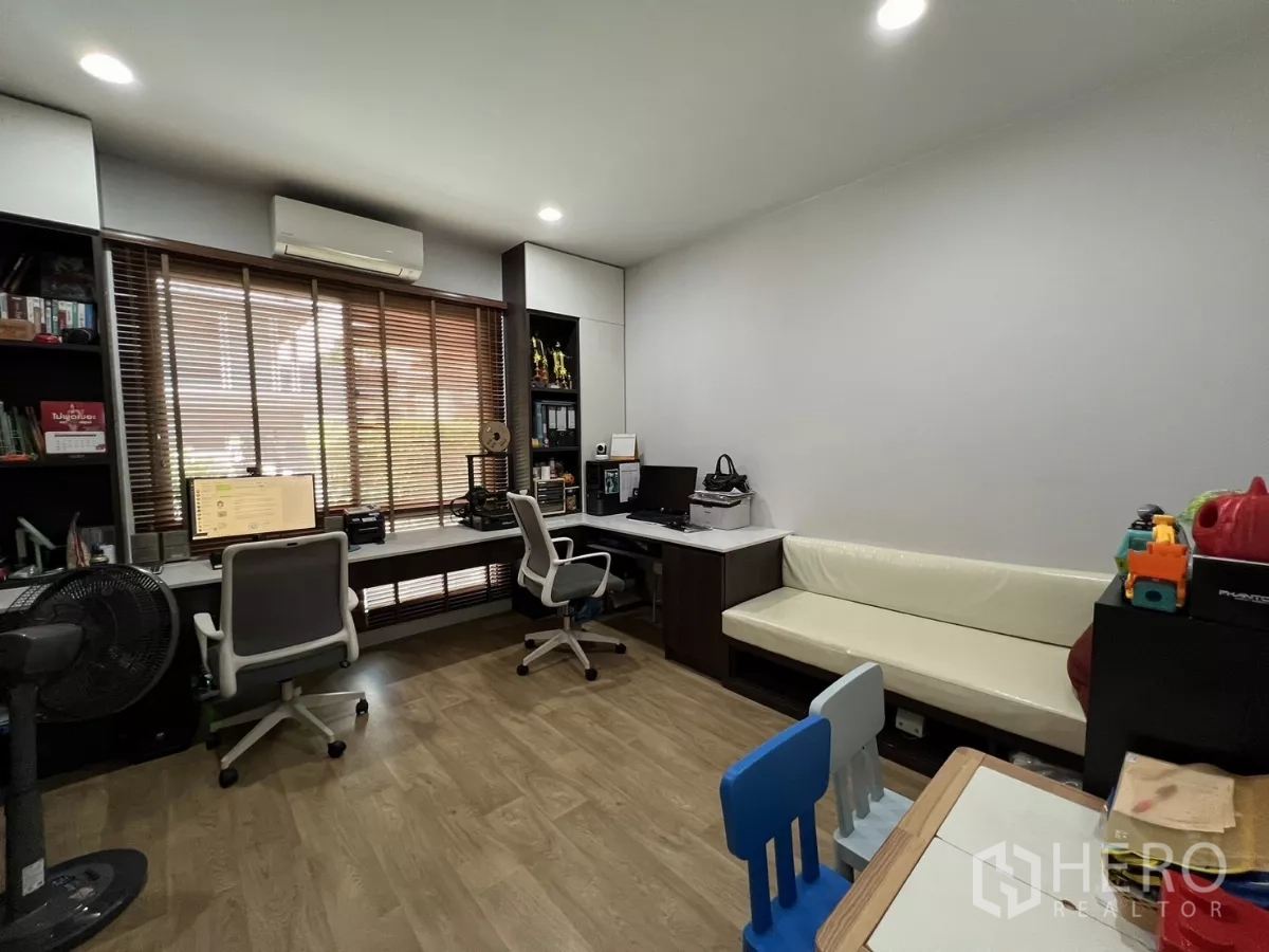 บ้าน ให้เช่าหรือขายในBang Kapi, Bangkok - ห้องอเนกประสงค์พร้อมโต๊ะทำงาน ม้านั่งโซฟา และมู่ลี่หน้าต่าง