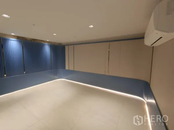 带办公室的家 出租或出售在Phra Khanong, Bangkok - 封闭式会议/录影室，蓝色吸音墙板与周边灯槽，含空调设备。