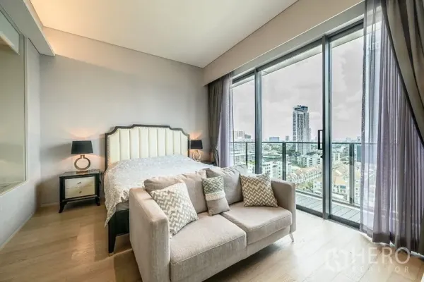 คอนโด ขายในWatthana, Bangkok - ห้องนอนใหญ่พร้อมโซฟา ระเบียงกระจกมองเห็นวิวเมืองกรุงเทพฯ