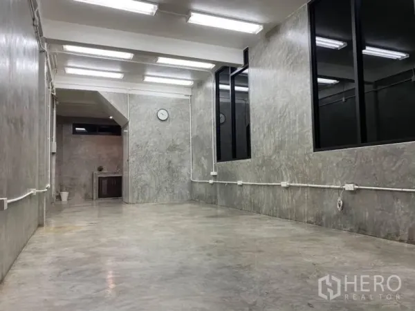 带办公室的家 出租在Bang Rak, Bangkok - 狭长开放式办公室，顶置日光灯与内窗。