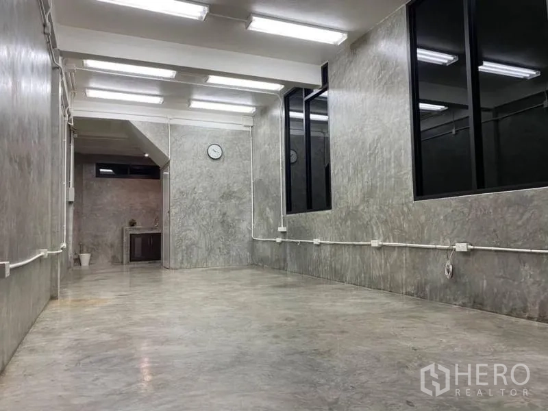 带办公室的家 出租在Bang Rak, Bangkok - 狭长开放式办公室，顶置日光灯与内窗。