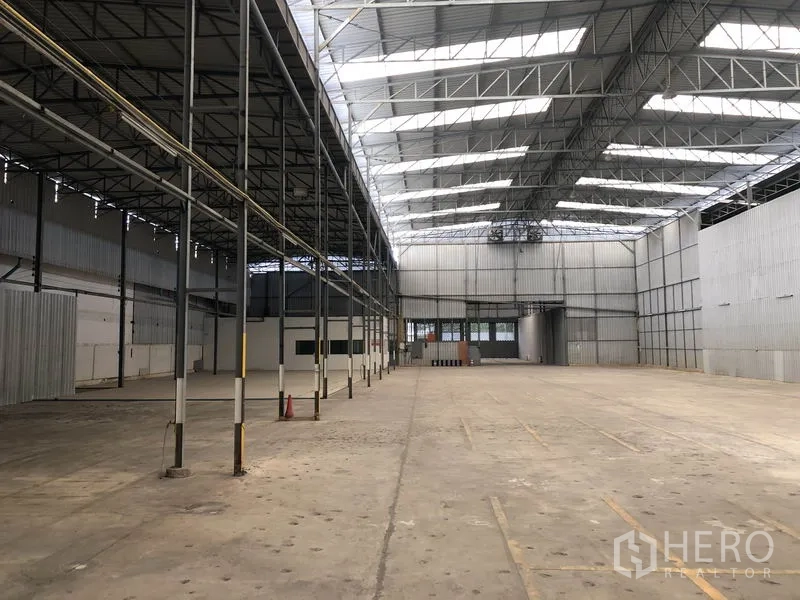 คลังสินค้า ให้เช่าในPak Kret, Nonthaburi - ฮอลล์โกดังสแปนกว้าง แผ่นหลังคาโปร่งแสงเรียงแนว และเสาบริการตลอดข้างหนึ่ง