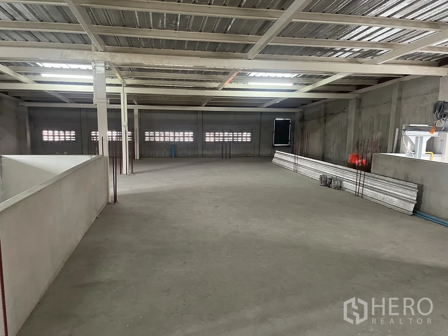 带办公室的家 出租在Suan Luang, Bangkok - 屋顶仓储式空间，钢结构屋顶与开阔混凝土地面。