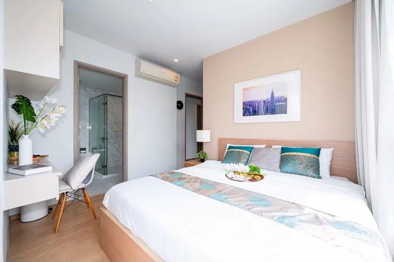 คอนโด ให้เช่าในWatthana, Bangkok - ห้องนอนเชื่อมต่อห้องน้ำในตัว พร้อมแอร์แขวนผนัง