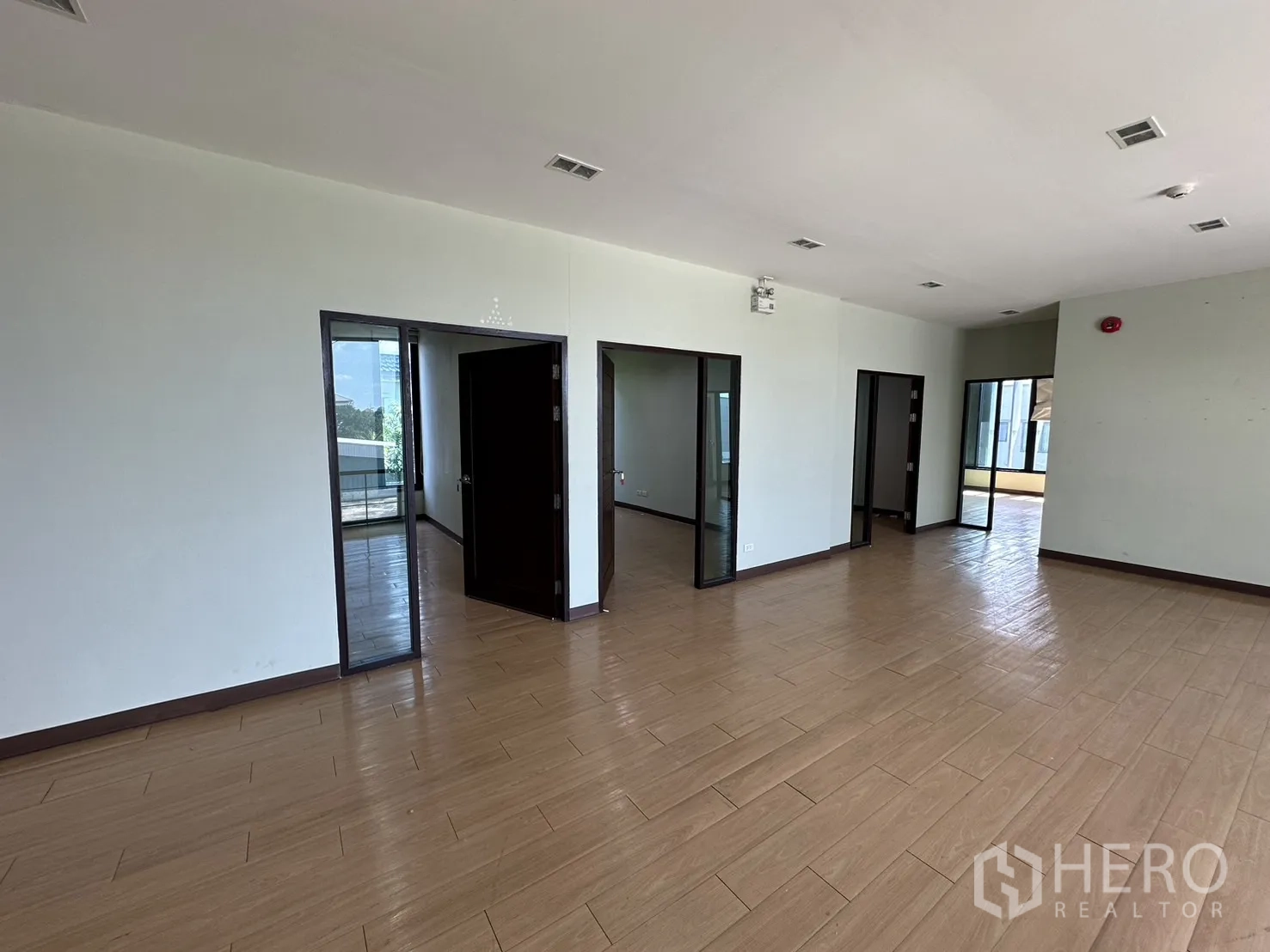 带办公室的家 出租在Prawet, Bangkok - 二层走廊，连接多间玻璃门办公室。