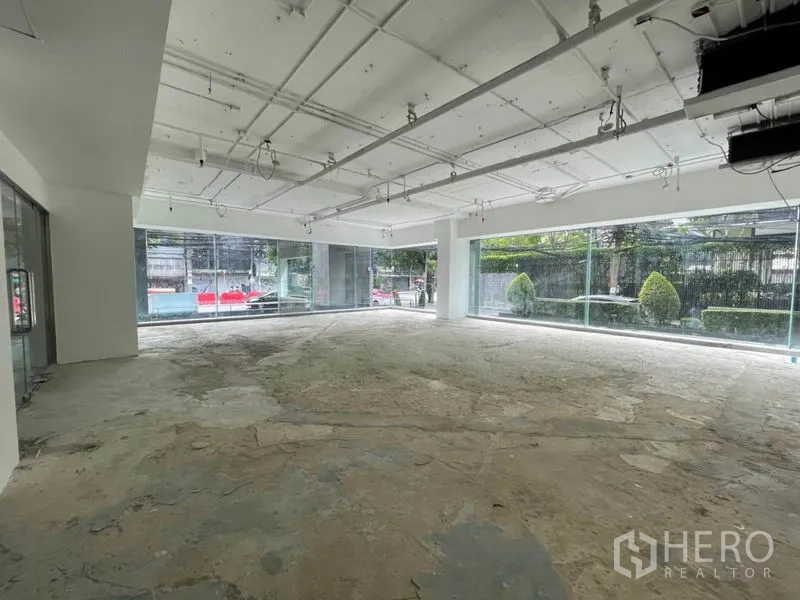 零售空间 出租在Watthana, Bangkok - 开放式转角空间，环绕式玻璃立面采光充足。