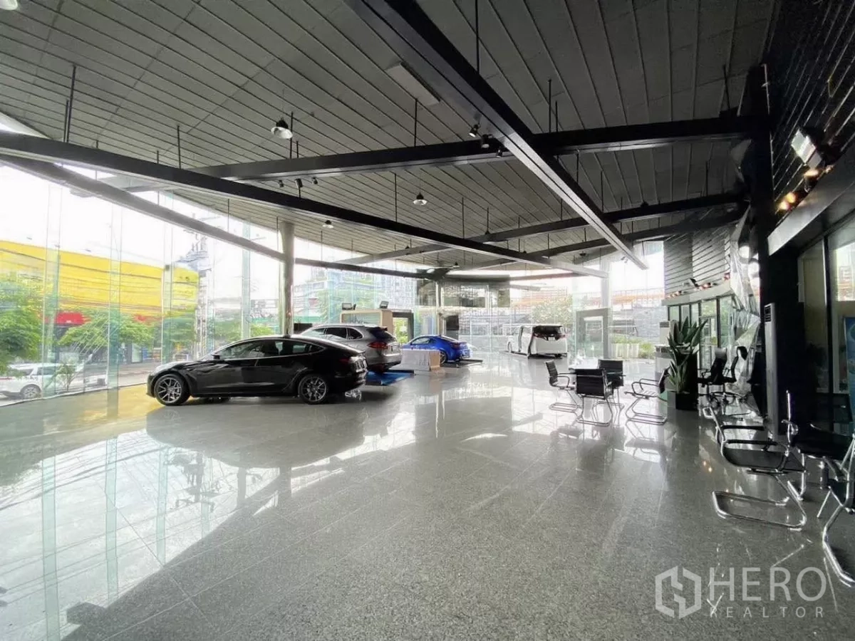 พื้นที่ขายปลีก ให้เช่าในWang Thonglang, Bangkok - ภายในโชว์รูมกว้าง ผนังกระจกเต็มบาน พื้นเงางาม จัดแสดงรถและมุมที่นั่งลูกค้า