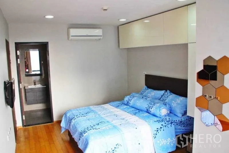 公寓 出租在Phaya Thai, Bangkok - 卧室内设空调、顶柜，并可直接进入套内卫浴。