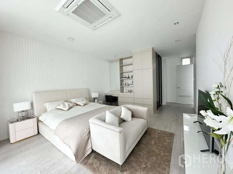 Detached House for rent or sale in Bang Phli, Samut Prakan - Spacious master bedroom with sofa, work desk and built-in storage.