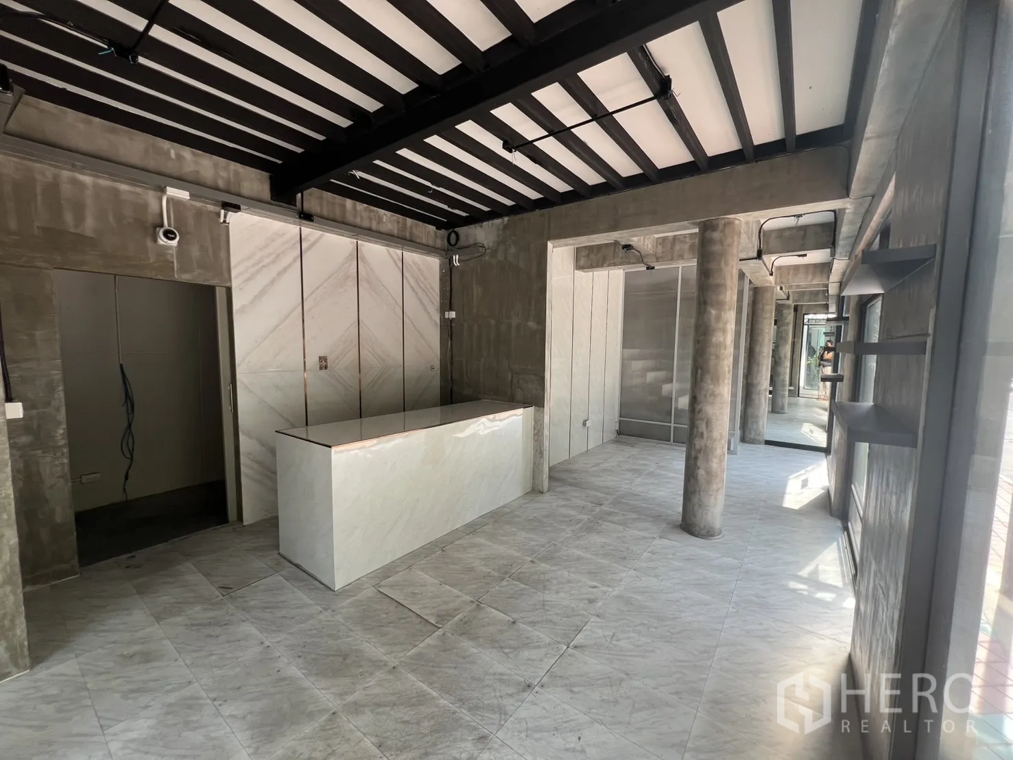 店屋 出租在Watthana, Bangkok - 前厅展售区，设大理石接待台与外露梁顶。