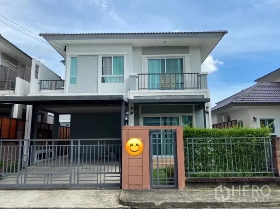 บ้าน ให้เช่าหรือขายในSuan Luang, Bangkok - บ้านเดี่ยวสองชั้นพร้อมที่จอดรถในรั้วและสวนหน้าบ้าน ภายในโครงการปลอดภัย