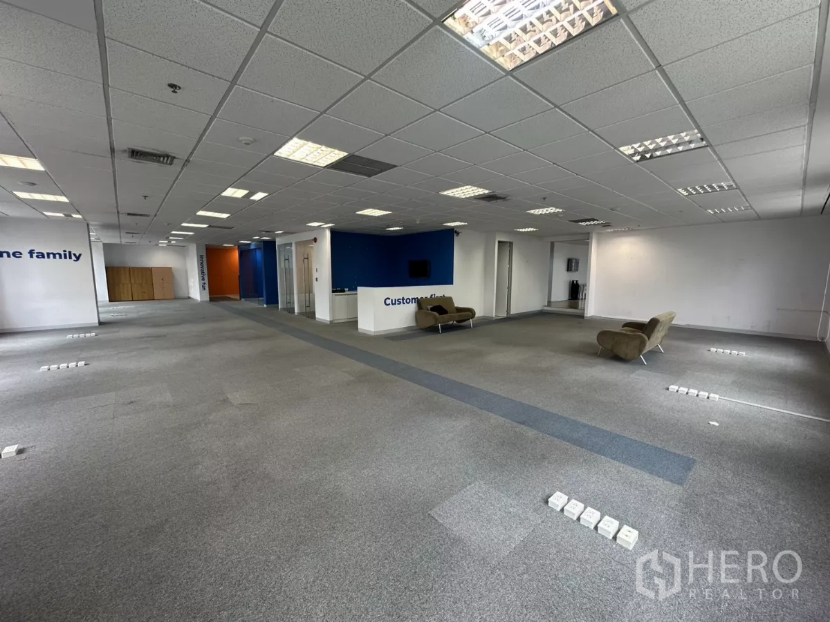 Office Space for rent in Watthana, Bangkok - Large office lounge and reception zone within an open workspace.