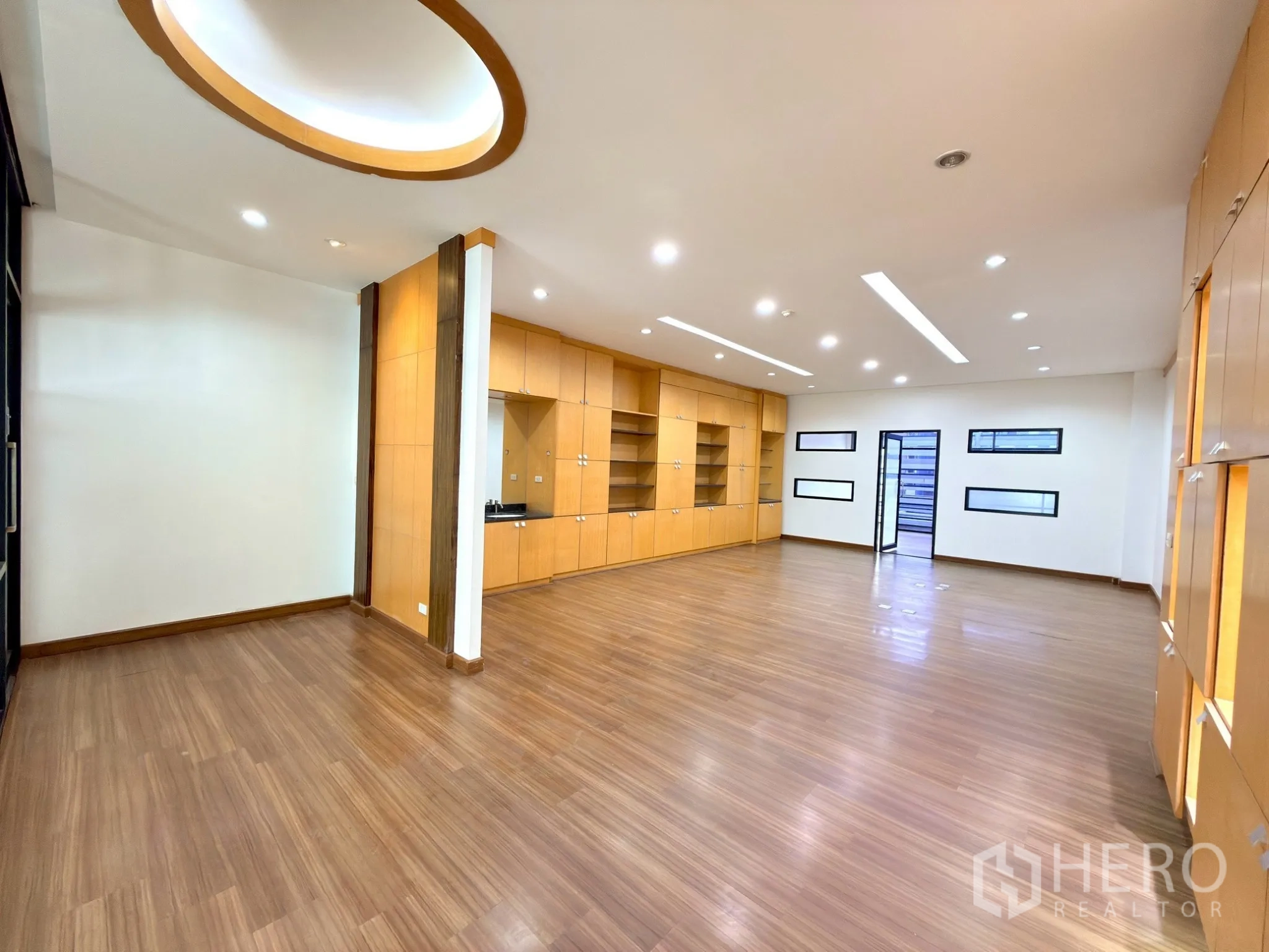 ออฟฟิศ for rent in Watthana, Bangkok - พื้นที่ทำงานกว้าง มีกระจกหน้าต่างแนวนอนและตู้เก็บของบิลท์อินยาว.