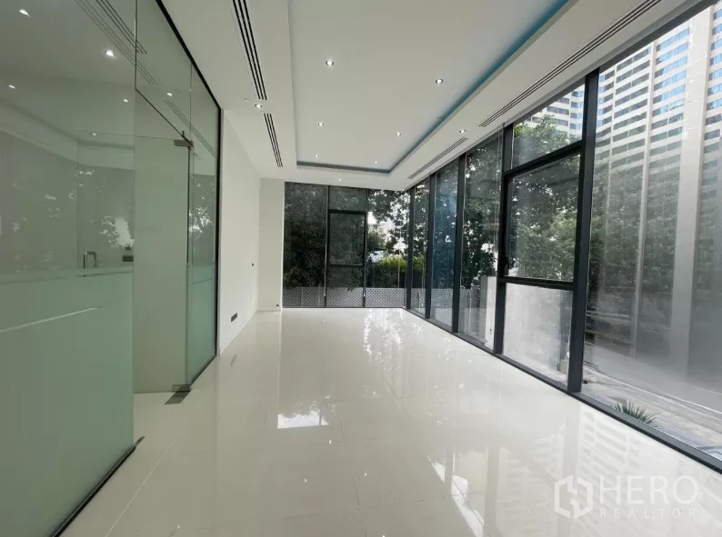 零售空间 出租 - 二楼明亮的零售单位，落地窗与亮面地砖。