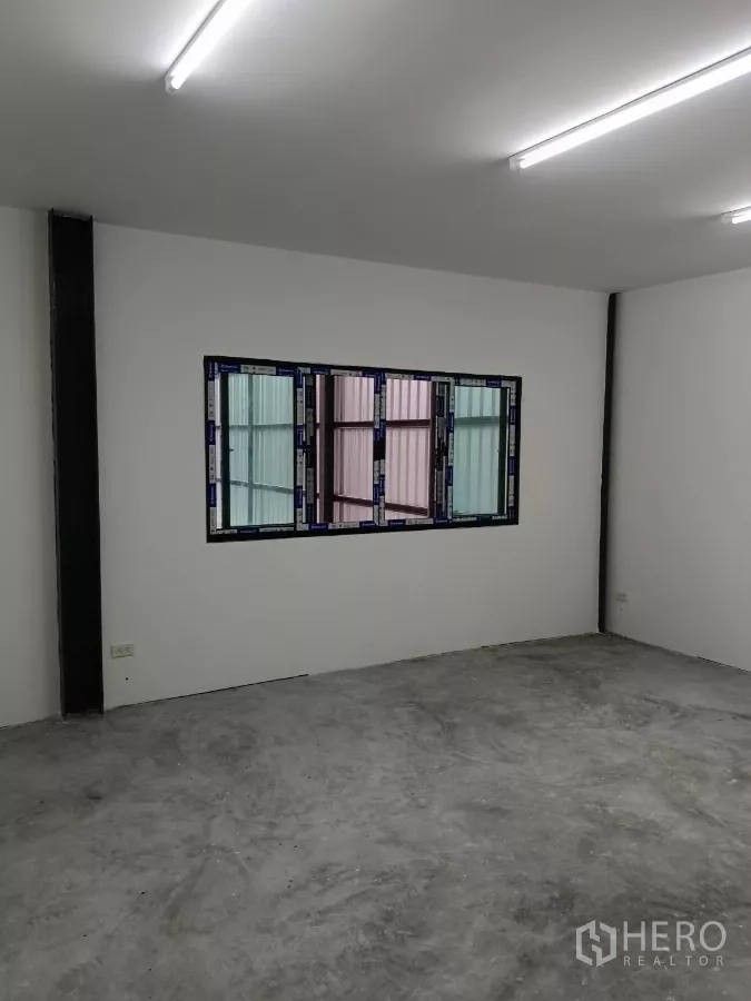 Warehouse for rent in Bang Phli, Samut Prakan - Office room with fluorescent lighting and window, ready for air conditioning.