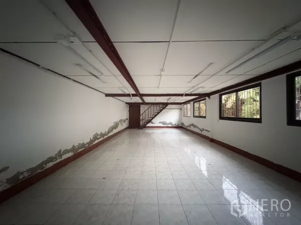 คลังสินค้า ให้เช่าในMueang Samut Prakan, Samut Prakan - ห้องสำนักงานปูกระเบื้องกว้าง พร้อมไฟนีออนและบันไดขึ้นชั้นบน