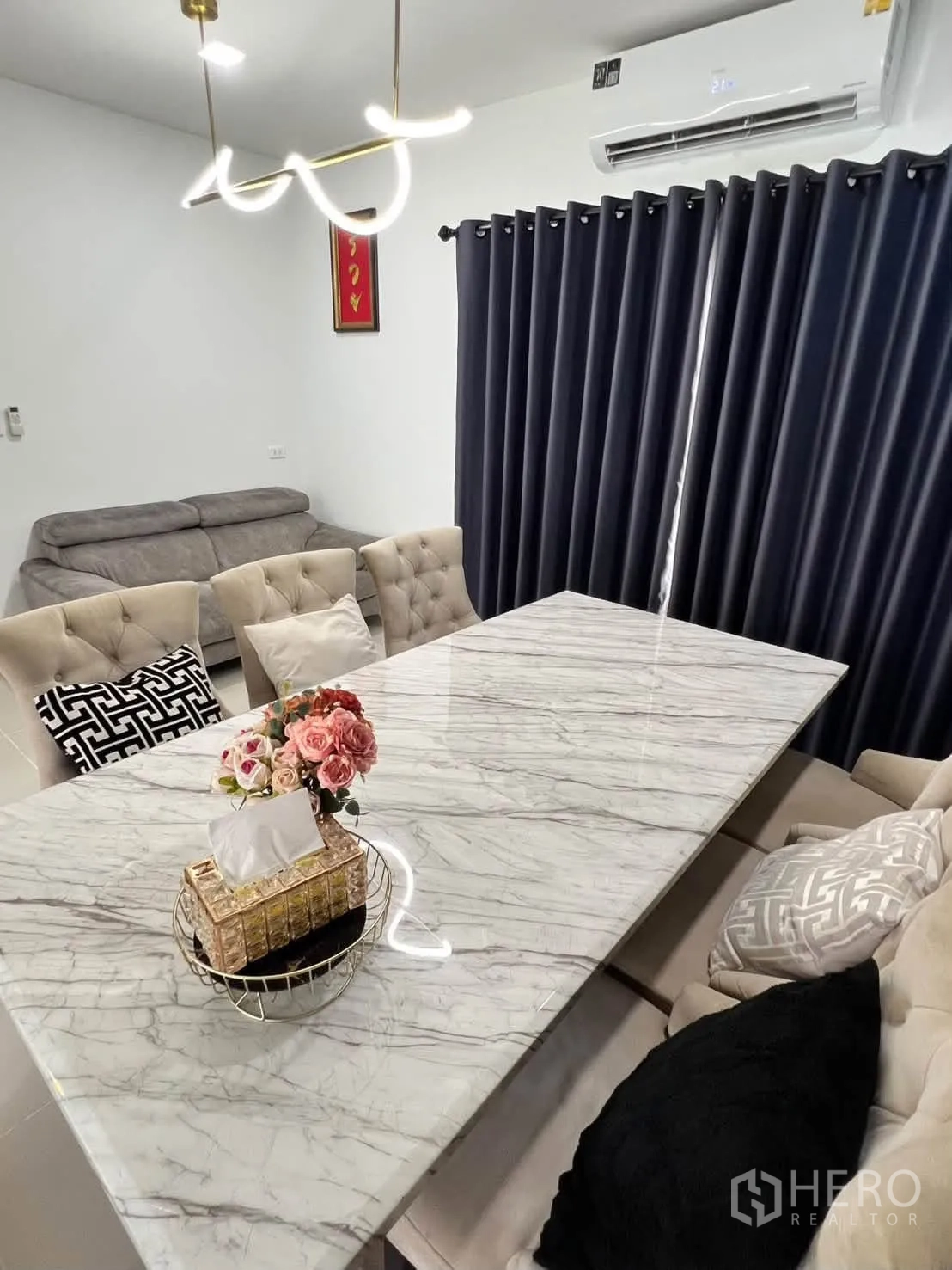 半独立式住宅 for rent in Prawet, Bangkok - 餐区，大理石餐桌、软包餐椅与现代吊灯