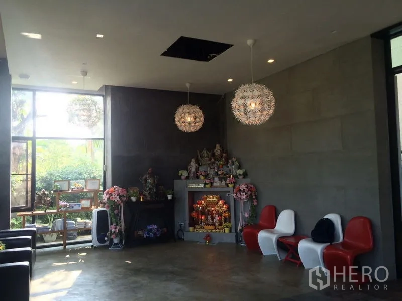 带办公室的家 出售 - 现代化大堂采光充足，吊灯、混凝土墙与大窗景观。