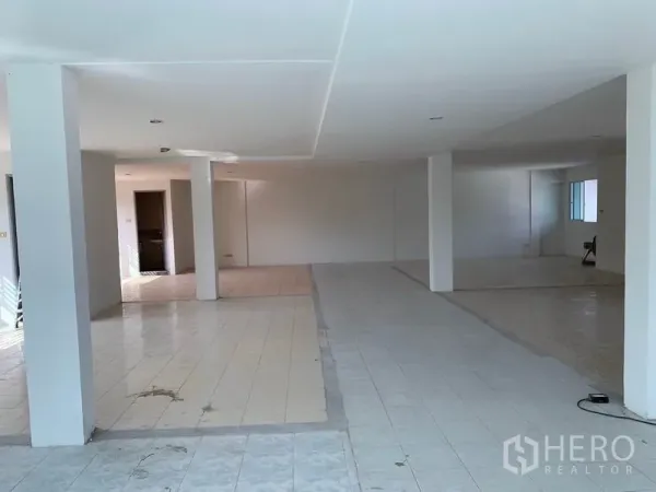 Office Space for rent in Huai Khwang, Bangkok - Expansive open-plan office floor with tiled surfaces, white columns and recessed ceiling lights.
