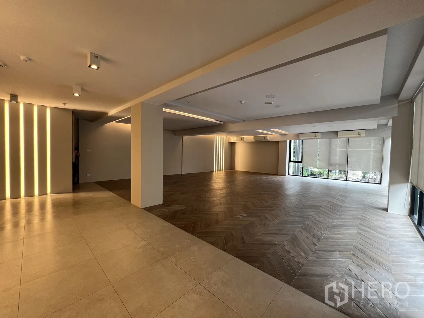 Retail Space for rent in Khlong Toei, Bangkok - Long rooftop gallery with full-height windows on both sides.