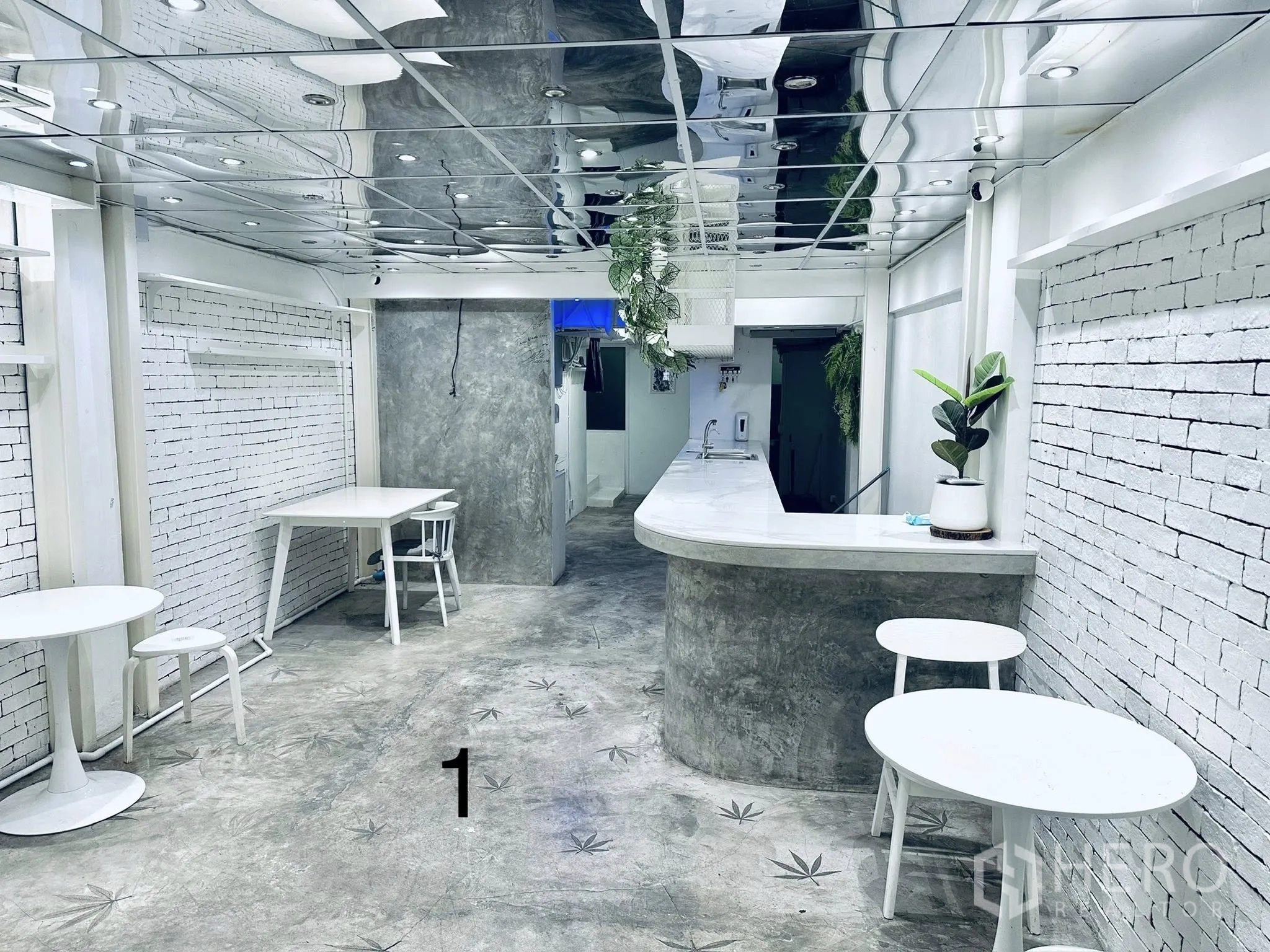ตึกแถว for rent in Watthana, Bangkok - ชั้นล่างมีเคาน์เตอร์คอนกรีตโค้ง ผนังอิฐทาสีขาว โต๊ะกลม และฝ้าเงา