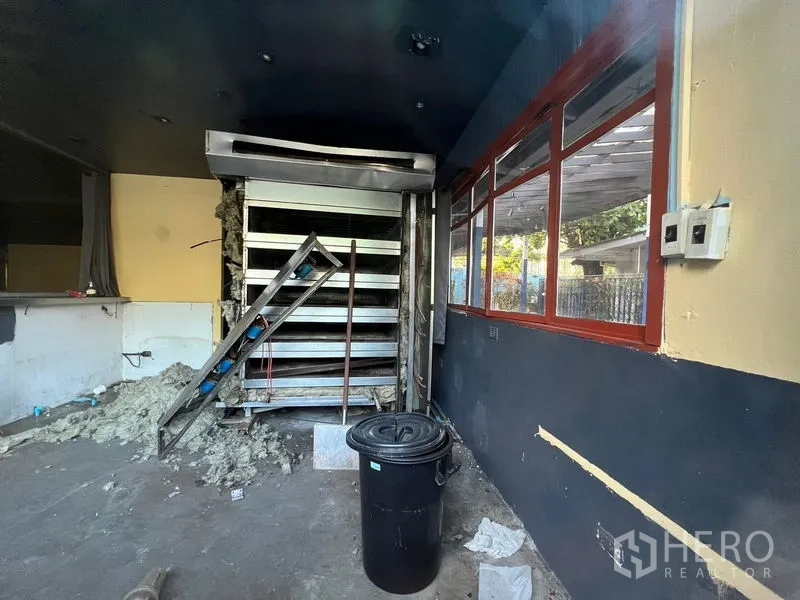 零售空间 出租在Watthana, Bangkok - 后勤区域装修中，金属货架与管线设备