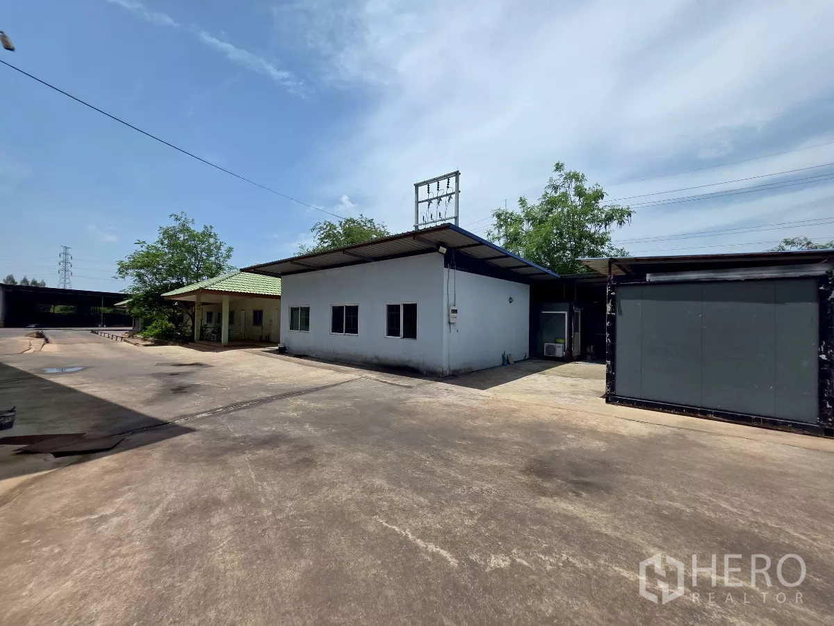 โรงงาน ให้เช่าในMueang Samut Sakhon, Samut Sakhon - อาคารบริการและโรงเรือนพร้อมพื้นที่หมุนรถบนลานคอนกรีต