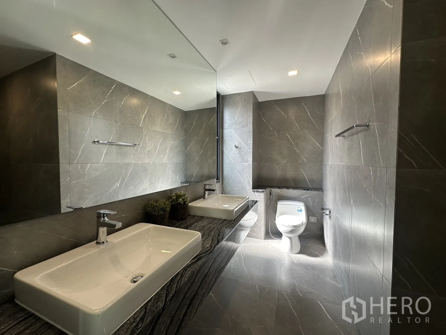 家庭办公室 for rent or sale in Suan Luang, Bangkok - 现代卫浴，双矩形台盆与大镜面。