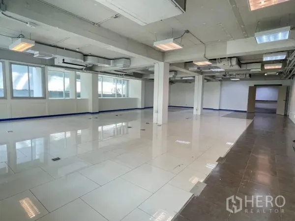 办公空间 出租在Ratchathewi, Bangkok - 大面积出租办公室，混合地砖走道、明亮网格灯与多扇窗。