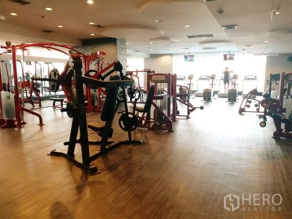 Condominium for rent in Khlong Toei, Bangkok - Well-equipped fitness center with weight machines and a cardio zone inside the condominium.