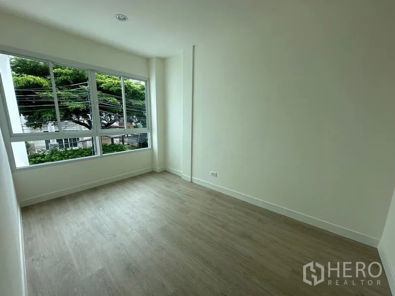 带办公室的家 出租在Khlong Toei, Bangkok - 明亮角房，超大窗户望向街道树荫。