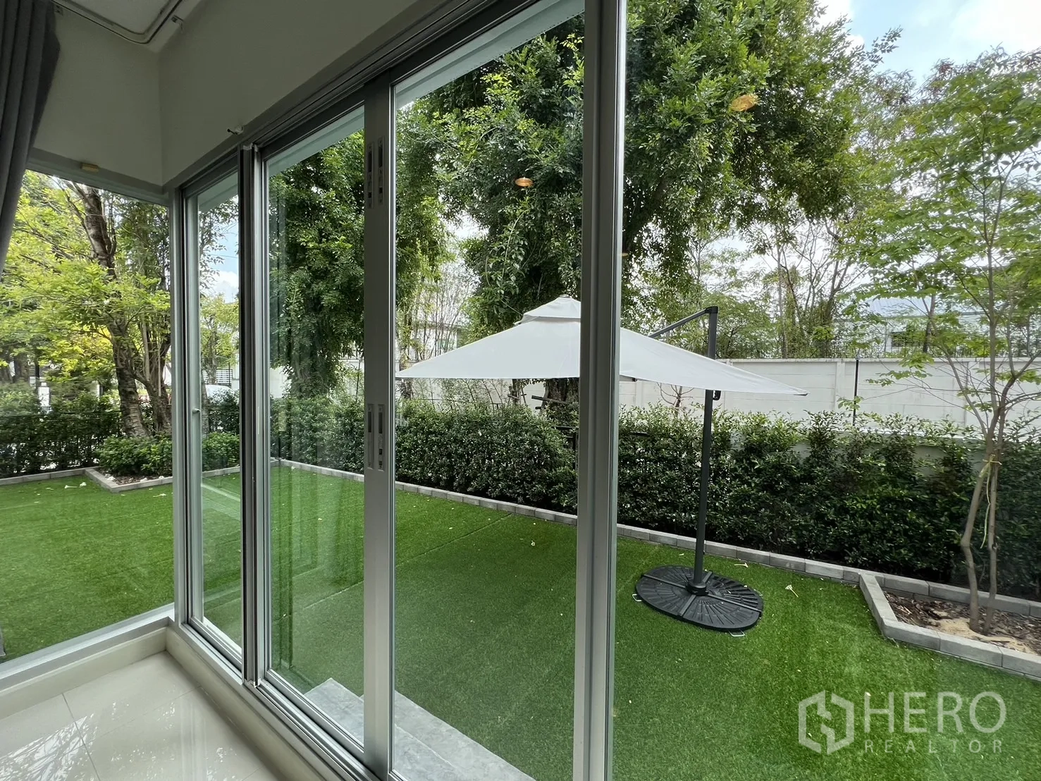 Detached House for rent in Saphan Sung, Bangkok - Upstairs multipurpose room with blue feature wall and wood flooring.