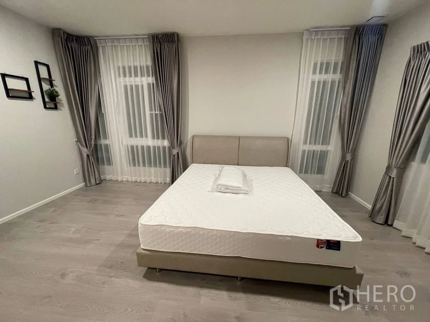 独栋房屋 for rent in Prawet, Bangkok - 宽敞卧室，落地窗、纱帘与双人床。