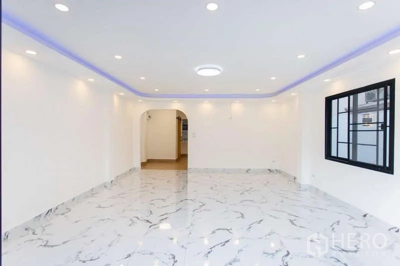 带办公室的家 出售在Huai Khwang, Bangkok - 大面积白色房间，地面大理石纹，天花灯带与拱门。