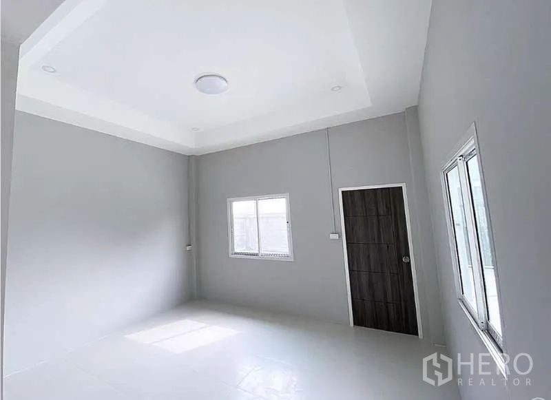 货栈 出售在Pathum Thani - 宽敞的办公或会议室，吊顶设计，窗户与深色木门。
