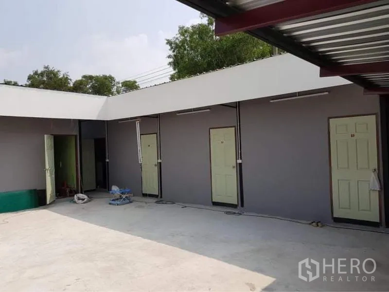 Warehouse for sale in Lam Luk Ka, Pathum Thani - Additional row of staff rooms around the paved courtyard.