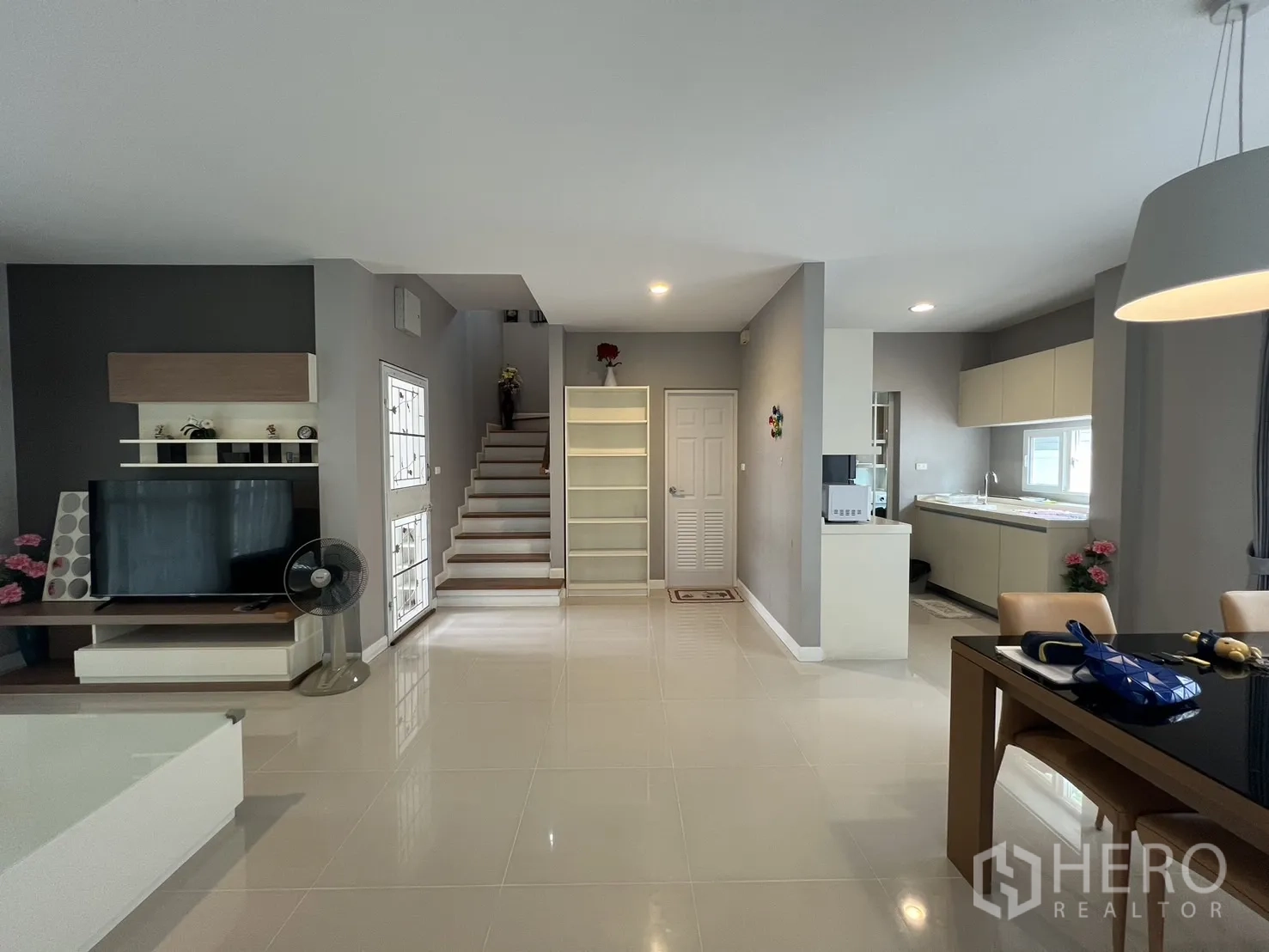 Detached House for rent in Bang Kapi, Bangkok - Living–dining space connected to the staircase and pantry kitchen.