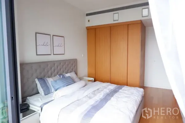 公寓 出租在Sathon, Bangkok - 主卧配软包床头与内置木质衣柜