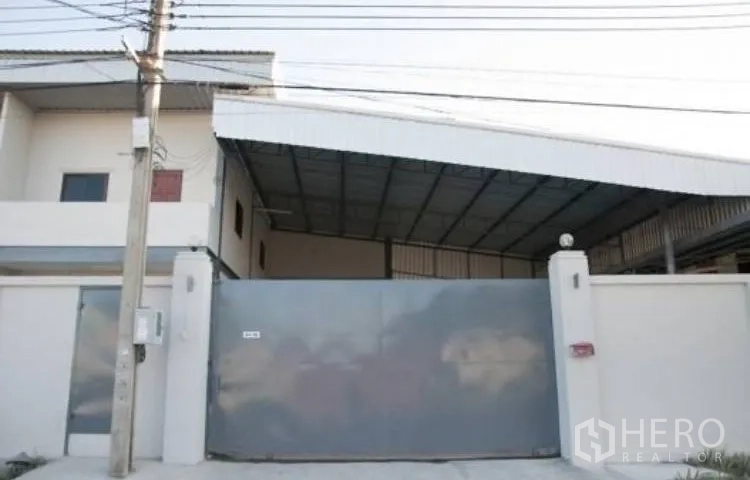 โกดัง for rent in Bang Phli, Samut Prakan - ทางเข้าโครงการด้านถนนพร้อมประตูเหล็กบานเลื่อนและรั้วสูง