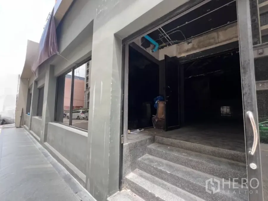 零售空间 出租在Khlong Toei, Bangkok - 临街零售门面，宽窗与开放式入口，靠近BTS澎蓬站。